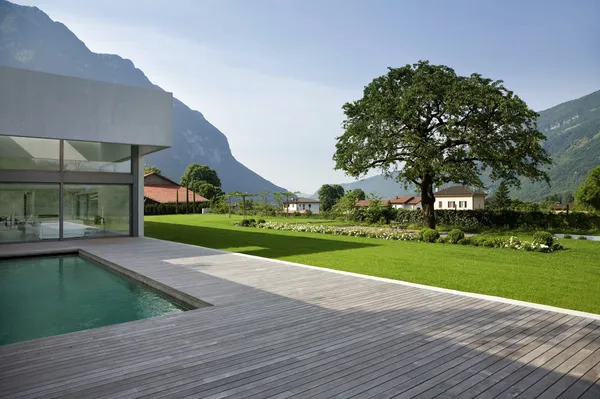 Modernes Haus und Pool — Stockfoto