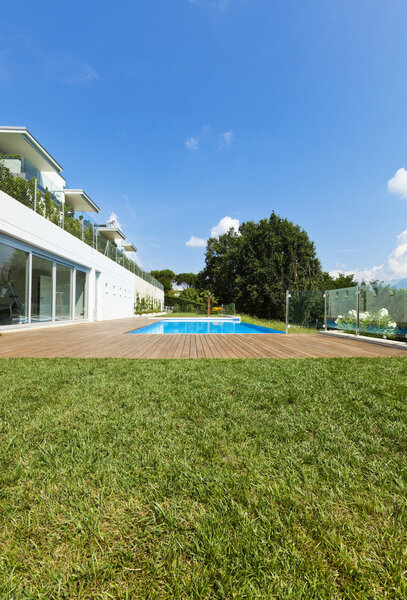 сад с бассейном