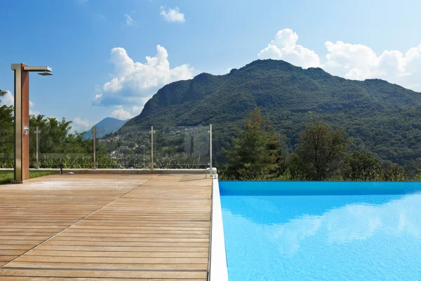 Jardín con piscina — Foto de Stock