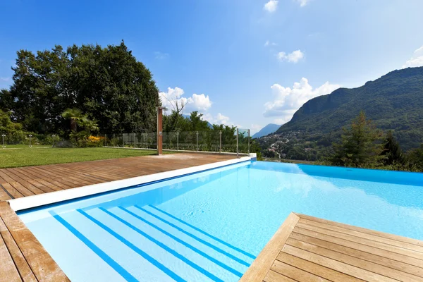 Jardim com piscina — Fotografia de Stock