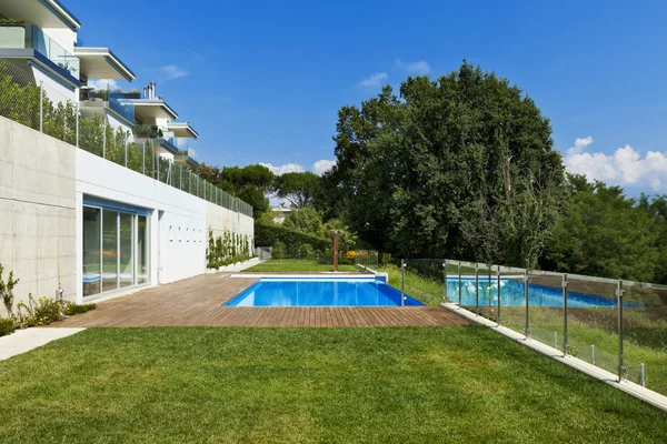 Jardín con piscina — Foto de Stock