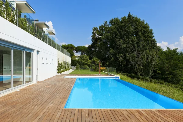 Garten mit Schwimmbad — Stockfoto