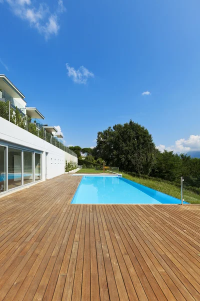 Jardín con piscina — Foto de Stock