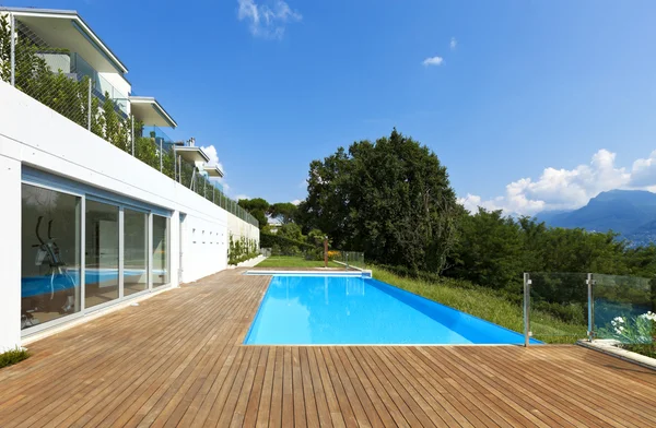 Jardim com piscina — Fotografia de Stock