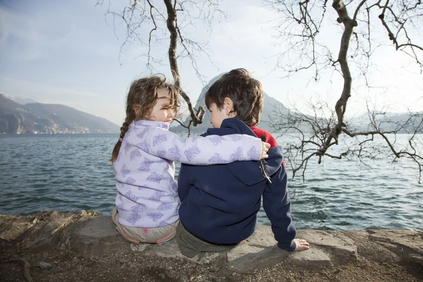 Дети у озера, девочка — стоковое фото