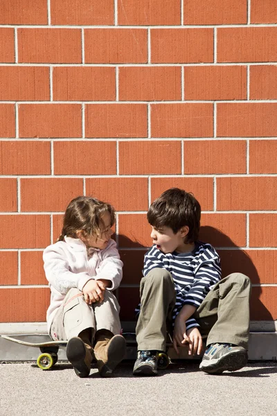 Dos niños en el monopatín — Foto de Stock