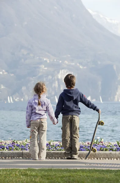 Two children look the lake — Stock Photo, Image