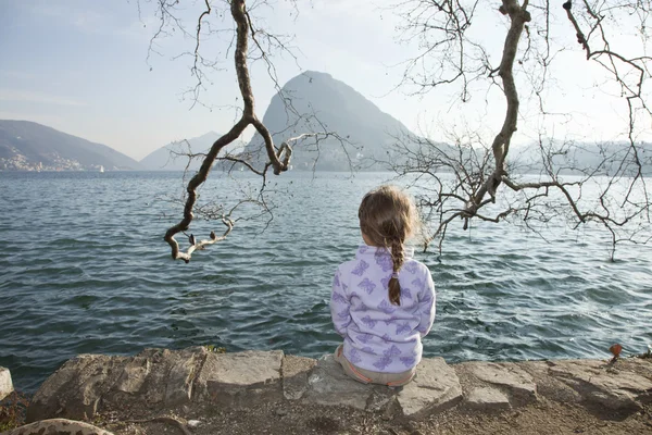 Child near the lake, girl — Stock Photo, Image