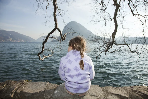 Child near the lake, girl — Stock Photo, Image