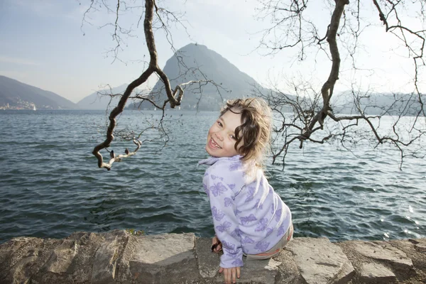 Gölün yakınında çocuk kız — Stok fotoğraf