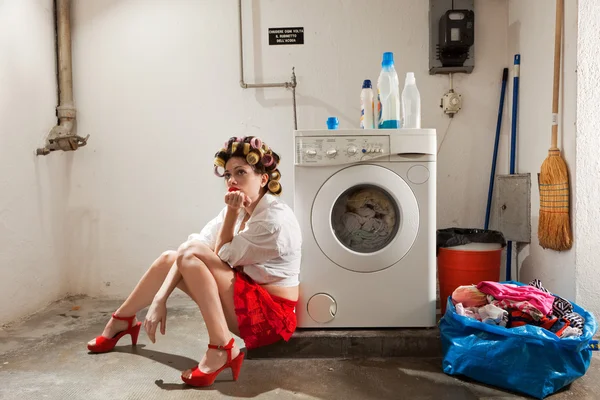 Znudzona gospodyni w pralni — Zdjęcie stockowe