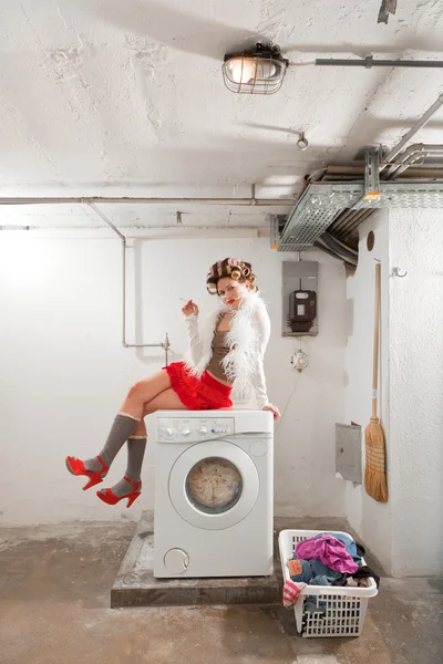 Femme au foyer ennuyé dans la blanchisserie — Photo