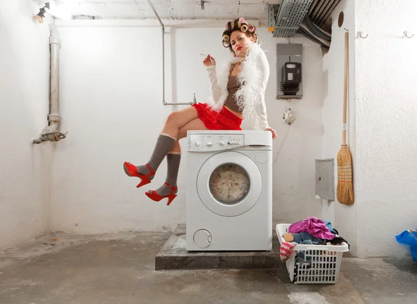 Dona de casa entediada na lavanderia — Fotografia de Stock