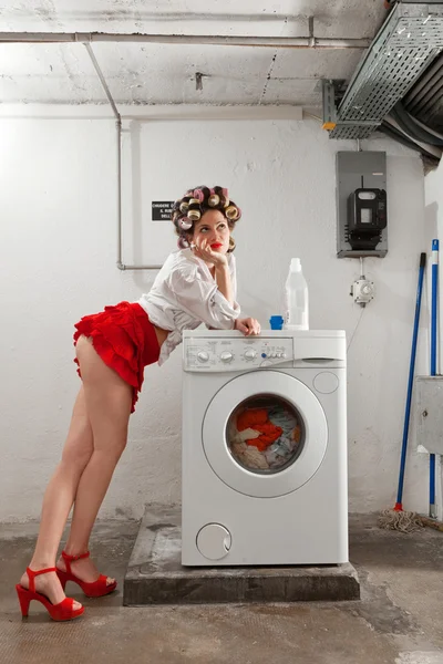 Çamaşırların içinde sıkılmış ev hanımı — Stok fotoğraf