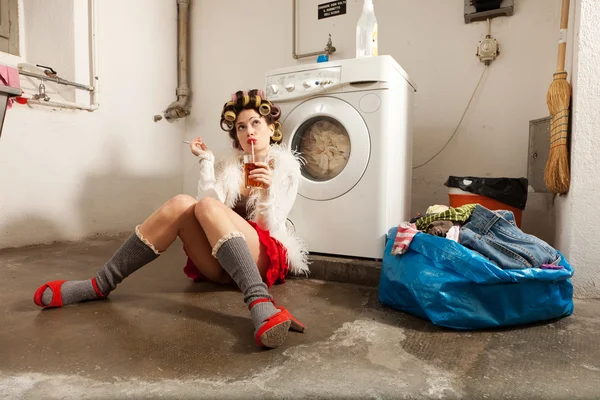 Ama de casa aburrida en la lavandería — Foto de Stock