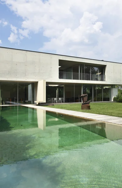 Casa moderna e piscina — Fotografia de Stock