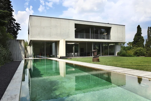 Moderne huis en zwembad — Stockfoto