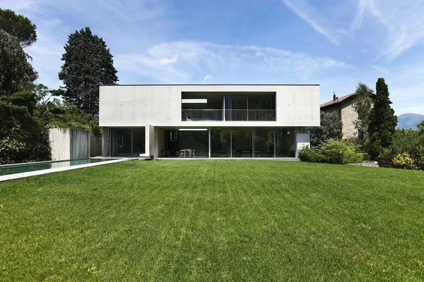 Современный дизайн дома в бетоне — стоковое фото