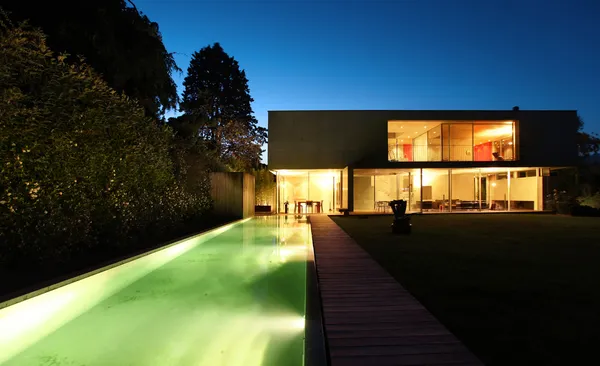 Casa moderna y piscina —  Fotos de Stock