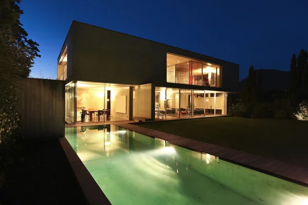 Modern house and pool — Stock Photo, Image