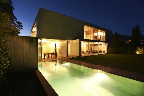 Modern house and pool — Stock Photo, Image