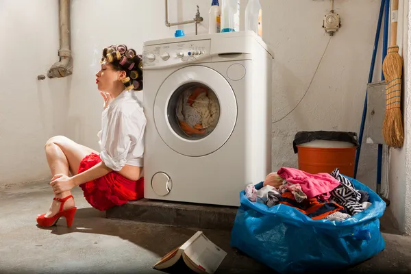 Hausfrau gelangweilt in der Wäscherei — Stockfoto