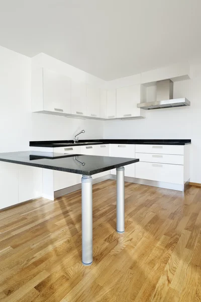 Interiör, ny lägenhet, vita kök — Stockfoto