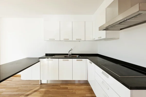 Интерьер, новая квартира, белая кухня — стоковое фото