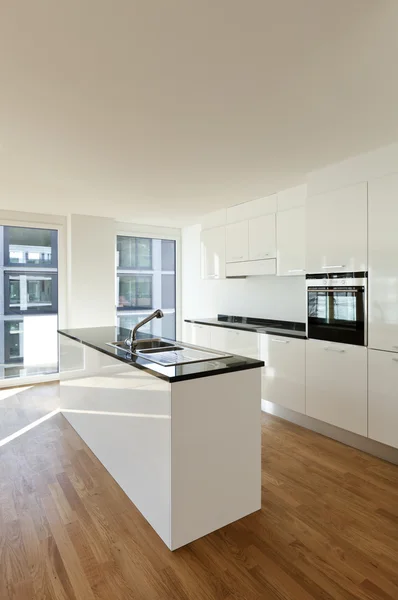 Interior, novo apartamento, cozinha branca — Fotografia de Stock