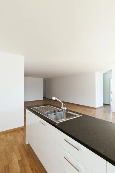 Interieur, nieuwe appartement, witte keuken — Stockfoto