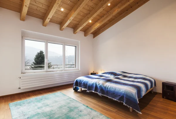 Çatı katı iç, yatak odası — Stok fotoğraf