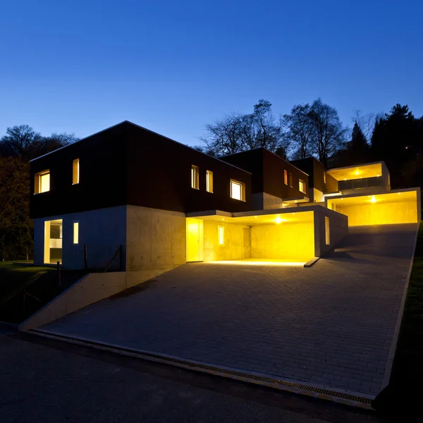 Modern huis bij nacht — Stockfoto