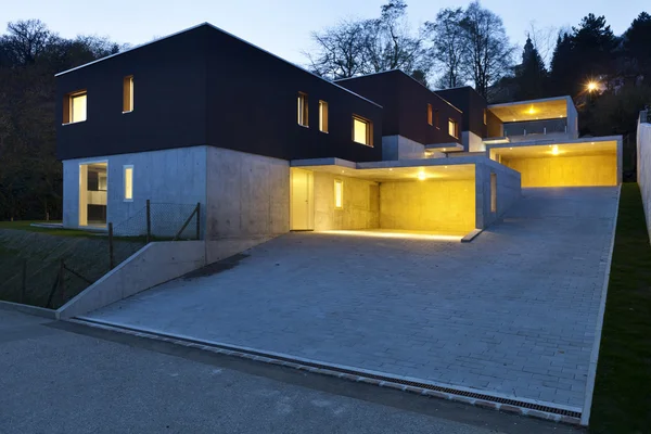 밤에 의해 현대 하우스 — 스톡 사진