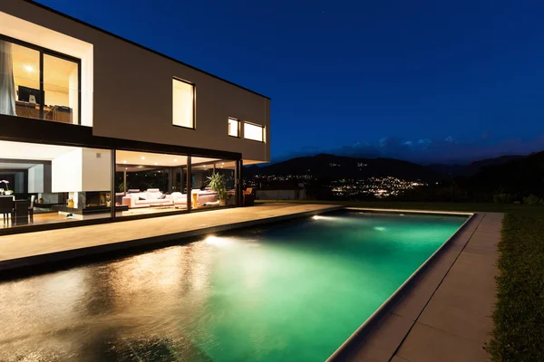 Modern villa by night — Stock Photo, Image