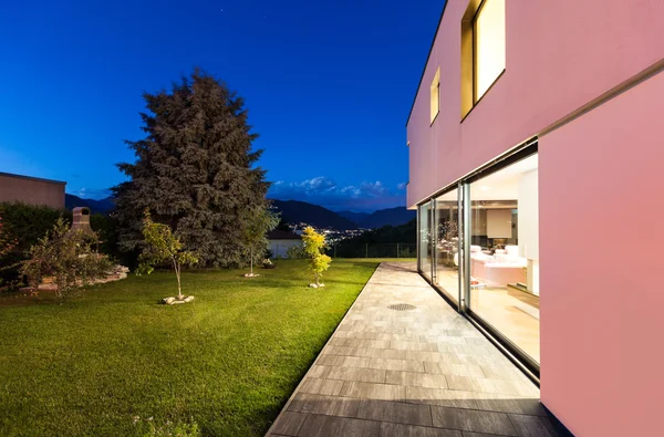 Gece modern villa — Stok fotoğraf