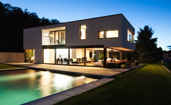 Modern villa by night — Stock Photo, Image