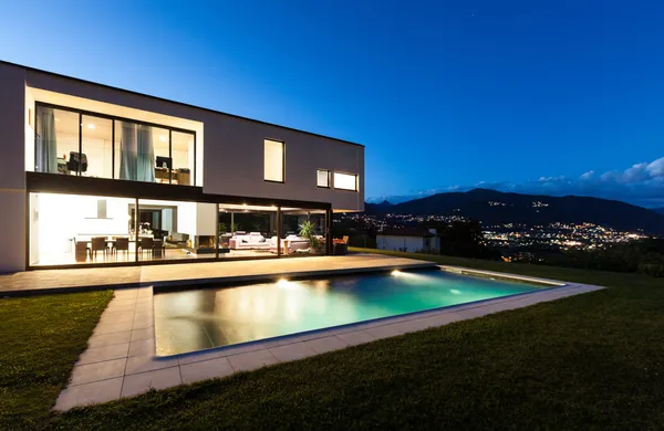 Moderne Villa bei Nacht — Stockfoto