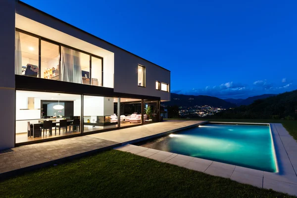 Moderne Villa bei Nacht — Stockfoto