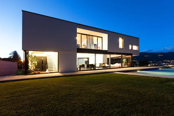 Gece modern villa — Stok fotoğraf