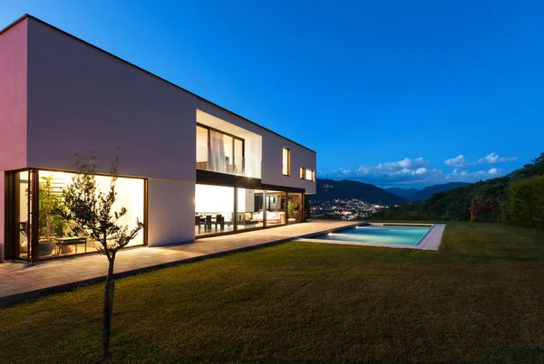 Gece modern villa — Stok fotoğraf