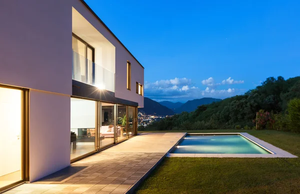 Gece modern villa — Stok fotoğraf