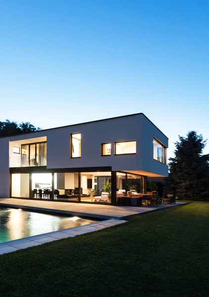 Modern villa by night — Stock Photo, Image