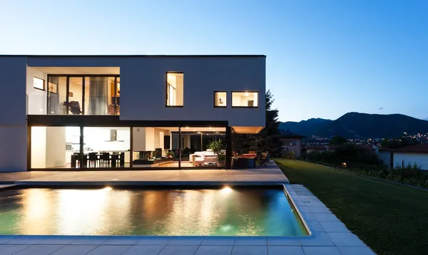 Modern villa by night — Stock Photo, Image