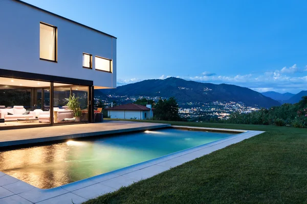 Modern villa by night — Stock Photo, Image