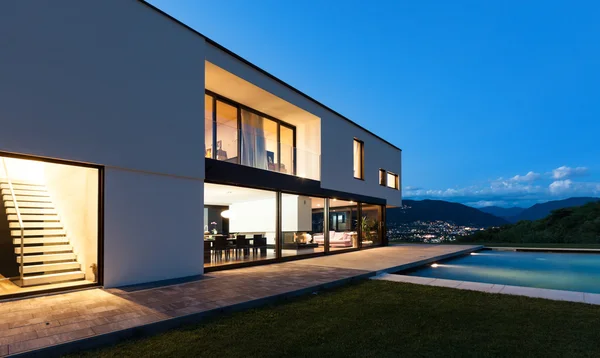 Gece modern villa — Stok fotoğraf