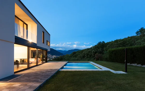 Modern villa éjjel — Stock Fotó