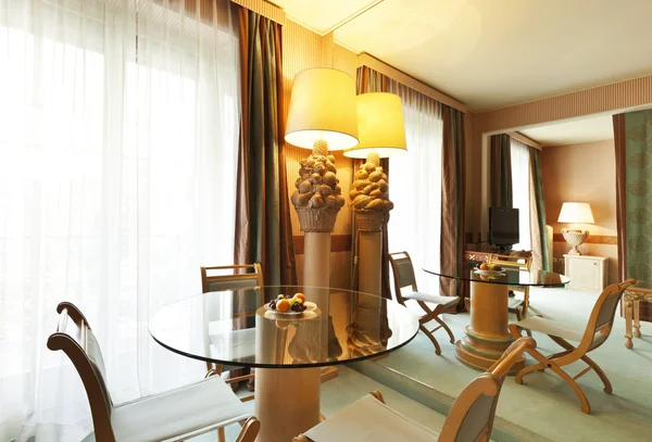 Luxus-Wohnung im Inneren, komfortables klassisches Esszimmer — Stockfoto