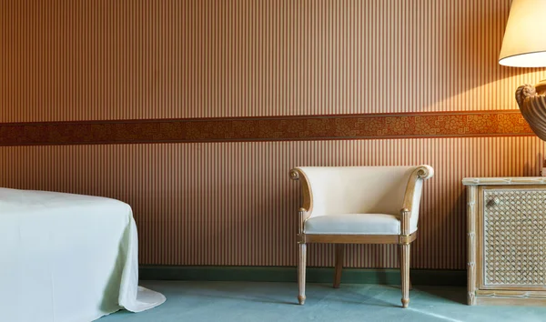 Intérieur appartement de luxe, table, chaise, lampe — Photo