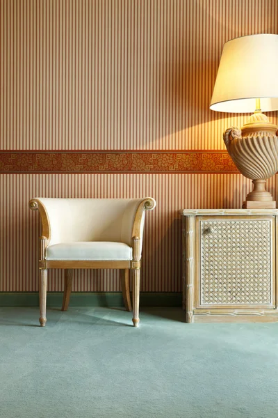 Intérieur appartement de luxe, table, chaise, lampe — Photo