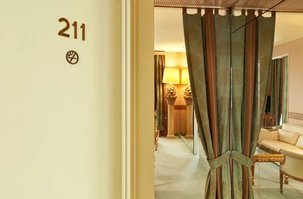Apartamento de lujo interior, confortable sala de estar clásica en el hotel — Foto de Stock